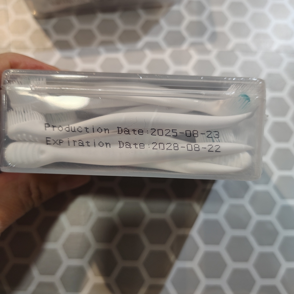 Mini Brushes With Mint Toothpaste (24) - Picture 6 of 9